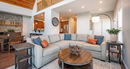 Elegant Mt Top Whitewater Retreat: King Beds & Hot Tub