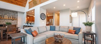 Elegant Mt Top Whitewater Retreat: King Beds & Hot Tub