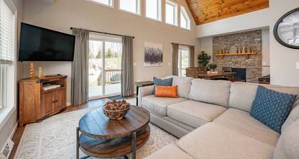 Elegant Mt Top Whitewater Retreat: King Beds & Hot Tub