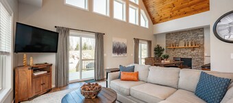 Elegant Mt Top Whitewater Retreat: King Beds & Hot Tub