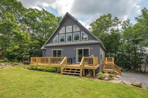 Elegant Mt Top Whitewater Retreat: King Beds & Hot Tub