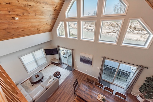 Elegant Mt Top Whitewater Retreat: King Beds & Hot Tub