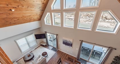 Elegant Mt Top Whitewater Retreat: King Beds & Hot Tub