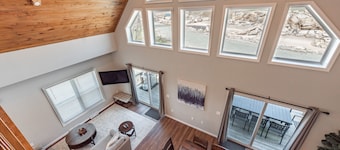 Elegant Mt Top Whitewater Retreat: King Beds & Hot Tub