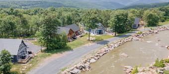 Elegant Mt Top Whitewater Retreat: King Beds & Hot Tub