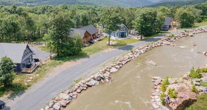 Elegant Mt Top Whitewater Retreat: King Beds & Hot Tub
