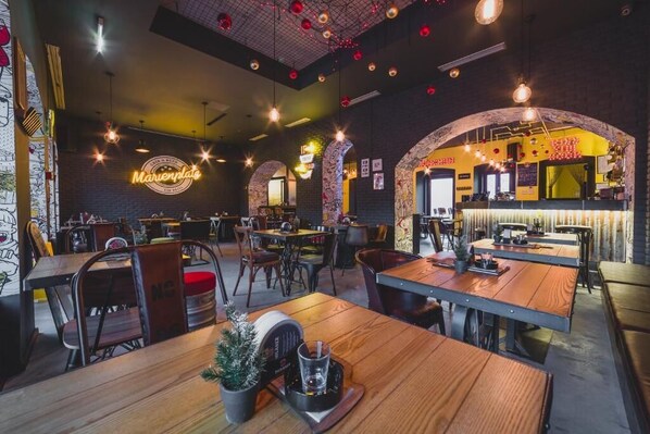 Dining - Luxury Landing BB Studio Apartment with Balcony (Podgorica)