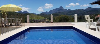 Üppiger Blick auf die Berge mit einem wunderschönen Sonnenuntergang !!!