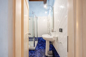 Milieuvriendelijke toiletartikelen, een haardroger, handdoeken