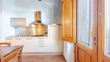 Fridge, stovetop, coffee/tea maker, electric kettle