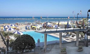 Di pantai, kerusi lepak pantai, payung 