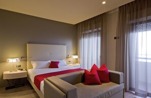 Junior Suite, Sea View | Bar mini, peti besi dalam bilik, meja, langsir/tirai gelap terus 