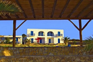 Vista frontal de la propiedad