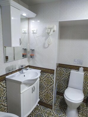 Deluxe Double Room | Bathroom | Slippers, towels - Hotel Muso To'ra (Khiva)