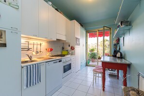 Jääkaappi, mikroaaltouuni, uuni, liesi