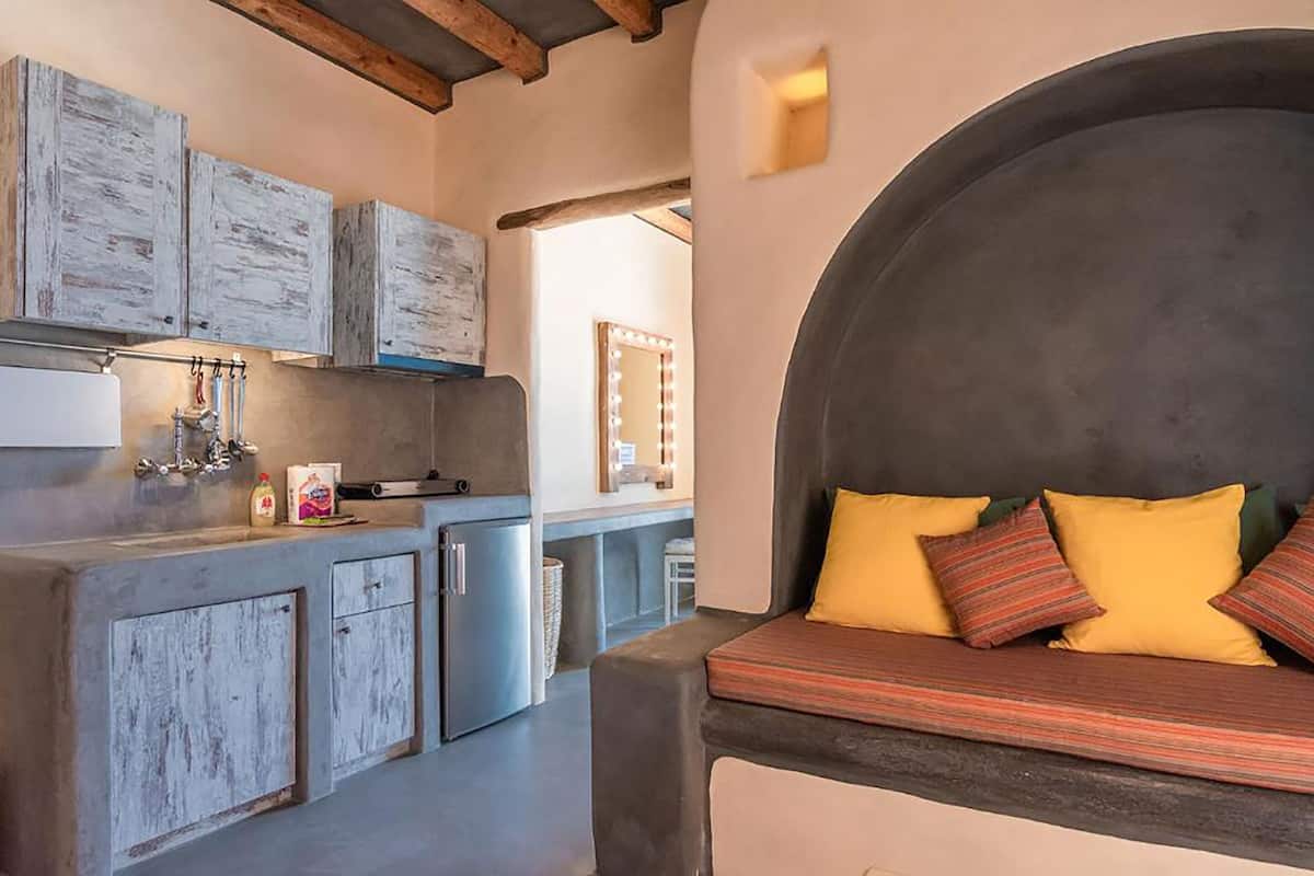 premium studio suite, sea view | in-room dining