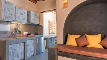 Premium Studio Suite, Sea View | In-room dining