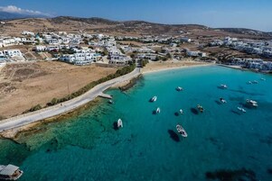 Una playa cerca, sombrillas, toallas de playa