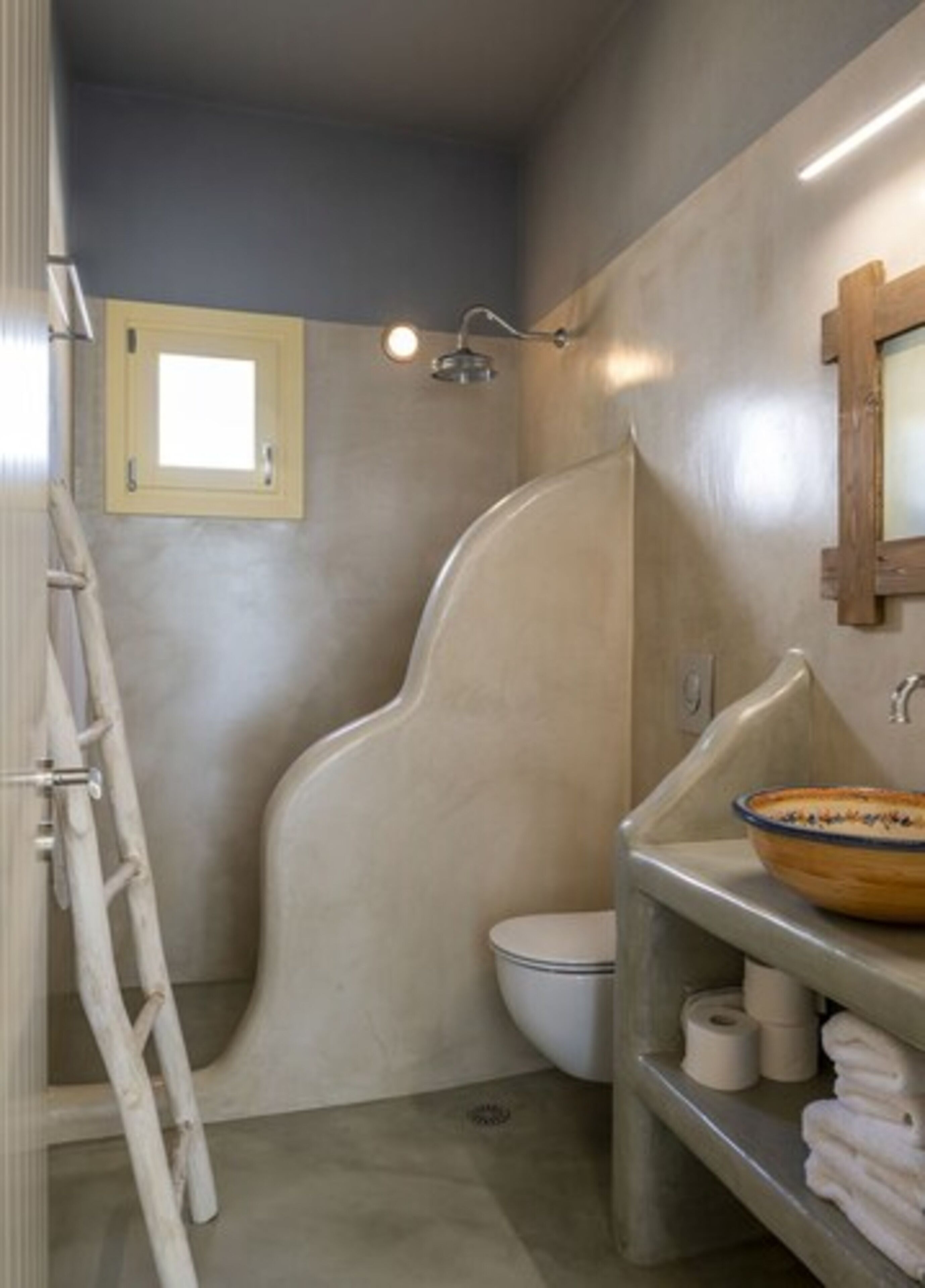 deluxe studio suite | bathroom | shower, rainfall showerhead, free toiletries, hair dryer