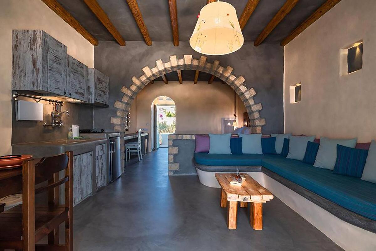 deluxe studio suite | living area