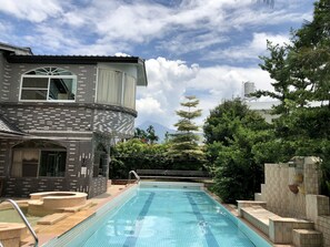 Una piscina al aire libre de temporada