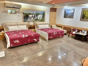 Family Quadruple Room (101) | Blackout drapes, free WiFi, bed sheets