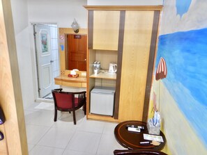 Gallery Room, Pool View (106) | Blackout drapes, free WiFi, bed sheets