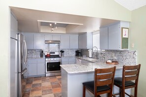 Ovn, kokeplater og ismaskin