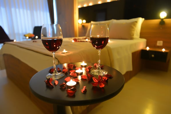 Double Room | Premium bedding, soundproofing, iron/ironing board, free WiFi - Bakirkoy Best Suit (Istanbul)