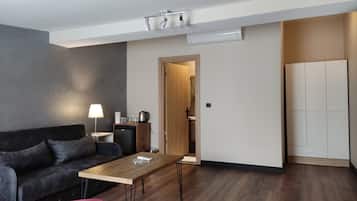 Standard Penthouse | Premium bedding, soundproofing, iron/ironing board, free WiFi