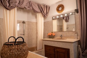 Badewanne, Haartrockner, Handtücher