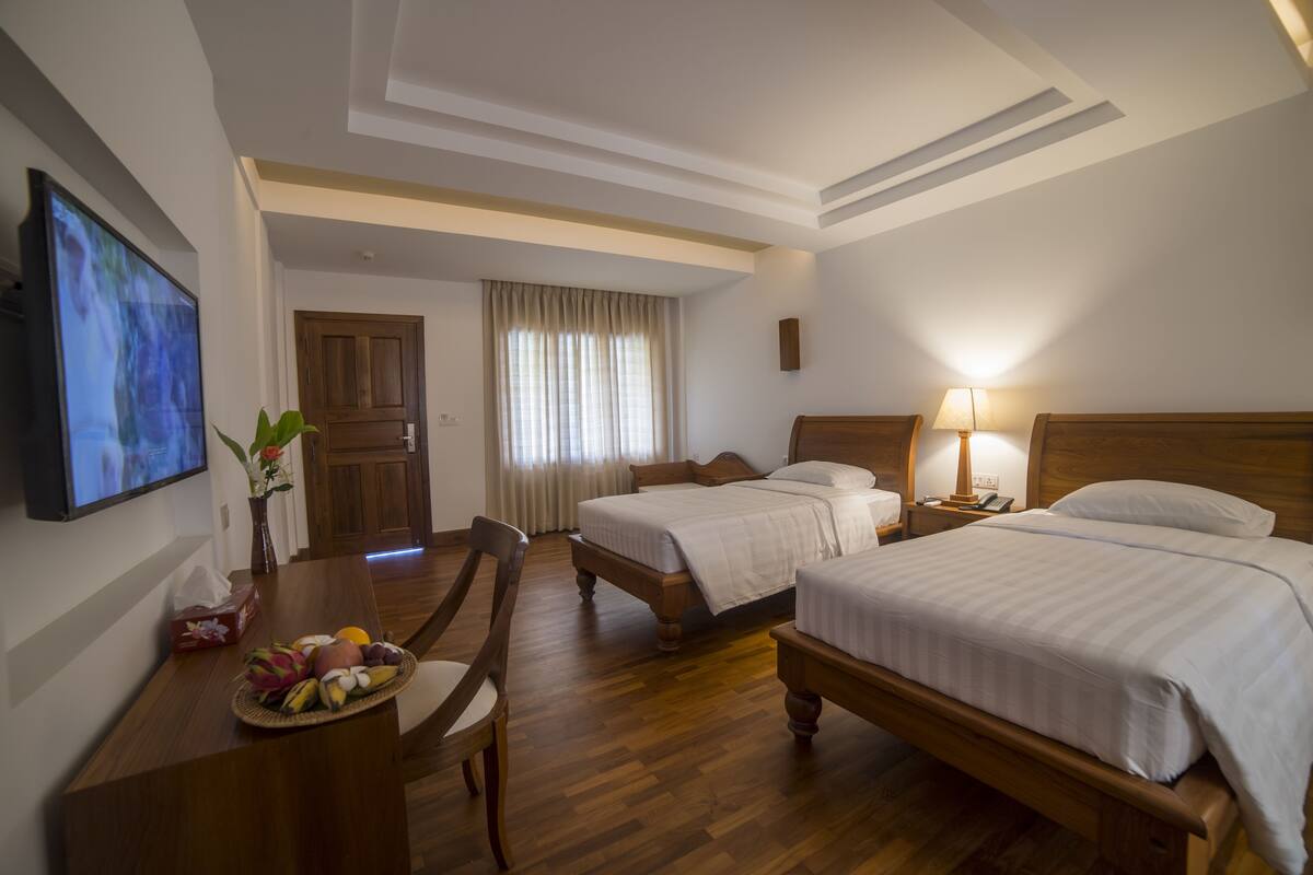 Deluxe Twin Room | Minibar, in-room safe, desk, blackout drapes