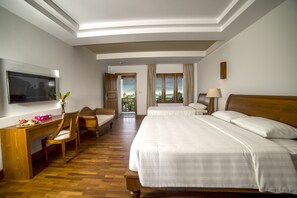 Deluxe-Dreibettzimmer | Minibar, Zimmersafe, individuell eingerichtet, Schreibtisch