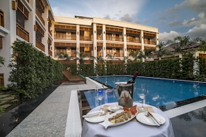 Outdoor pool - Golden View Hotel (Nyaung-U)