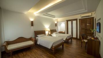 Deluxe Twin Room | Minibar, in-room safe, individually furnished, desk