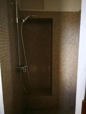 Doccia, asciugacapelli, asciugamani, sapone