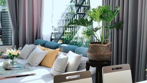 위성 채널 시청이 가능한 32인치 스마트 TV, TV