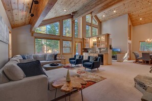 Een flatscreentelevisie en een open haard