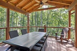 Cabin, 4 Bedrooms | Outdoor dining