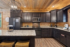 Cabin, 4 Bedrooms | Private kitchen | Fridge, oven, coffee/tea maker, toaster