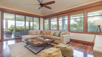 House, 4 Bedrooms | Living room | Smart TV