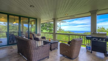 House, 4 Bedrooms | Living room | Smart TV