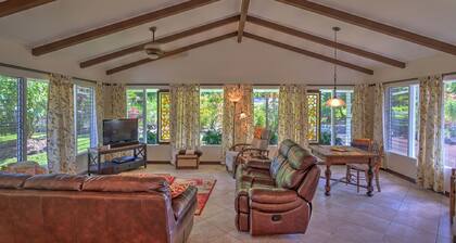 Hale O Nani Mala Pua 3 Bedroom Home by RedAwning