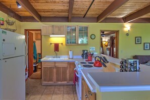 House, 1 Bedroom | Private kitchen