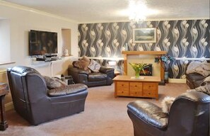 Een televisie, een open haard en een dvd-speler