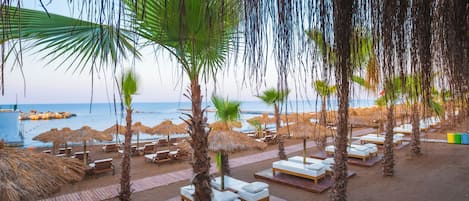 Cabañas de uso gratuito, tumbonas, sombrillas y toallas de playa