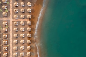 Cabines gratuites, chaises longues, parasols, serviettes de plage