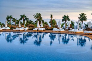 Indoor pool, outdoor pool, pool umbrellas, sun loungers - Rubi Platinum Sign (Alanya)