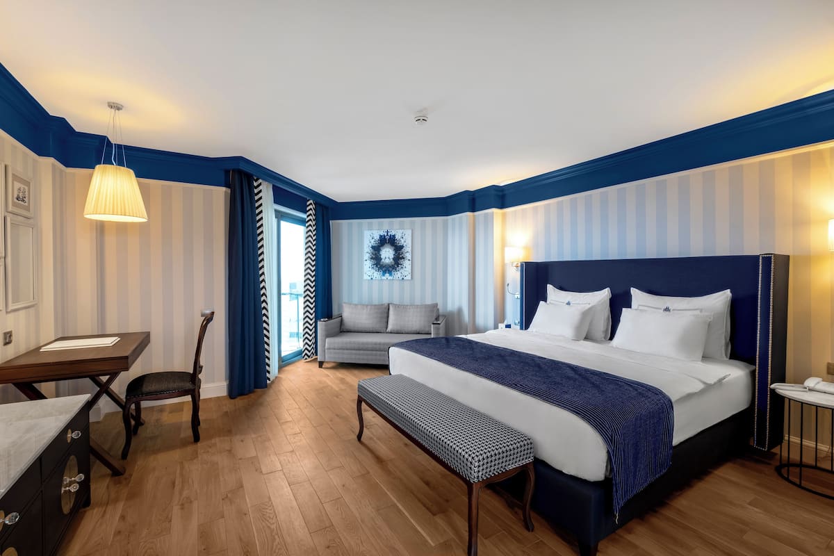 1 bedroom, free minibar, in-room safe, desk
