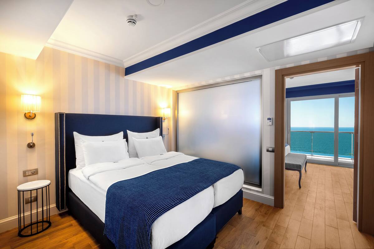 Minibar (inkludert), safe på rommet og skrivebord